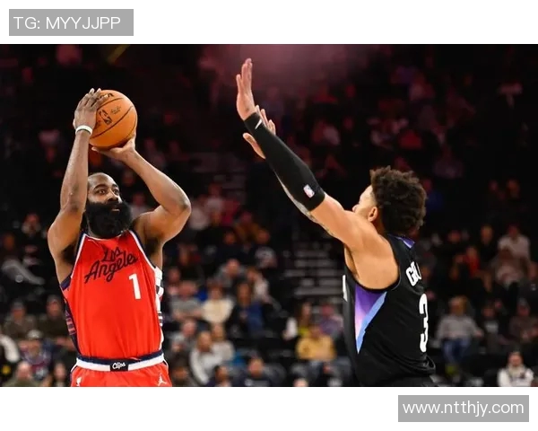 詹姆斯单挑祖巴茨 三分出手一箭穿心